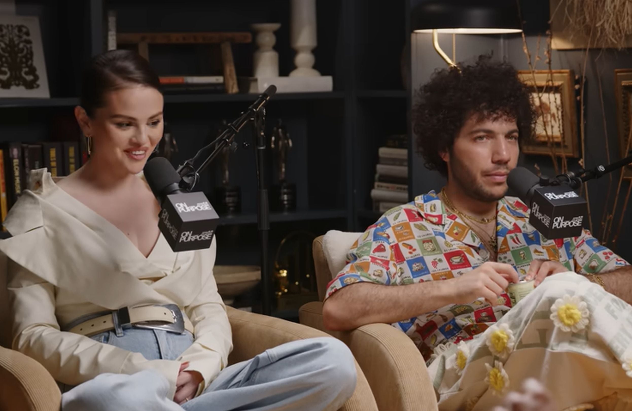 Selena Gomez y Benny Blanco en el podcast ’On Purpose with Jay Shetty’. | Crédito: Jay Shetty Podcast / YouTube