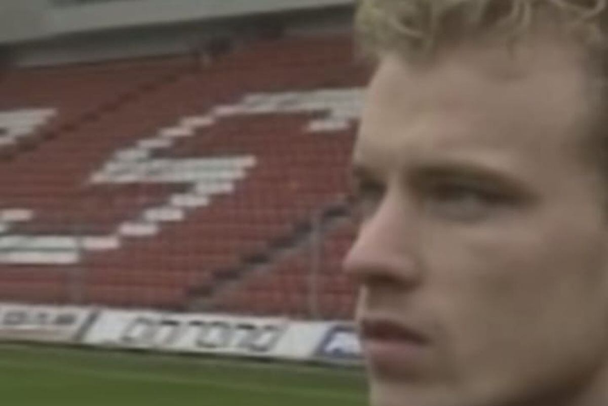 Ajax recuerda a Bergkamp al ritmo de La Danza de Los Mirlos | VIDEO