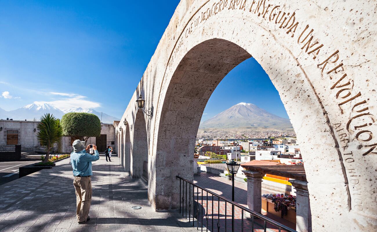 En el distrito de Yanahuara se encuentra el famoso mirador, el cual es uno de los lugares que debes visitar en Arequipa. Desde ese punto podrás apreciar toda la ciudad y sus majestuosos volcanes como el Misti, Chachani y Pichu Pichu. Se encuentra a pocos minutos del Centro Histórico. (Foto: Shutterstock)