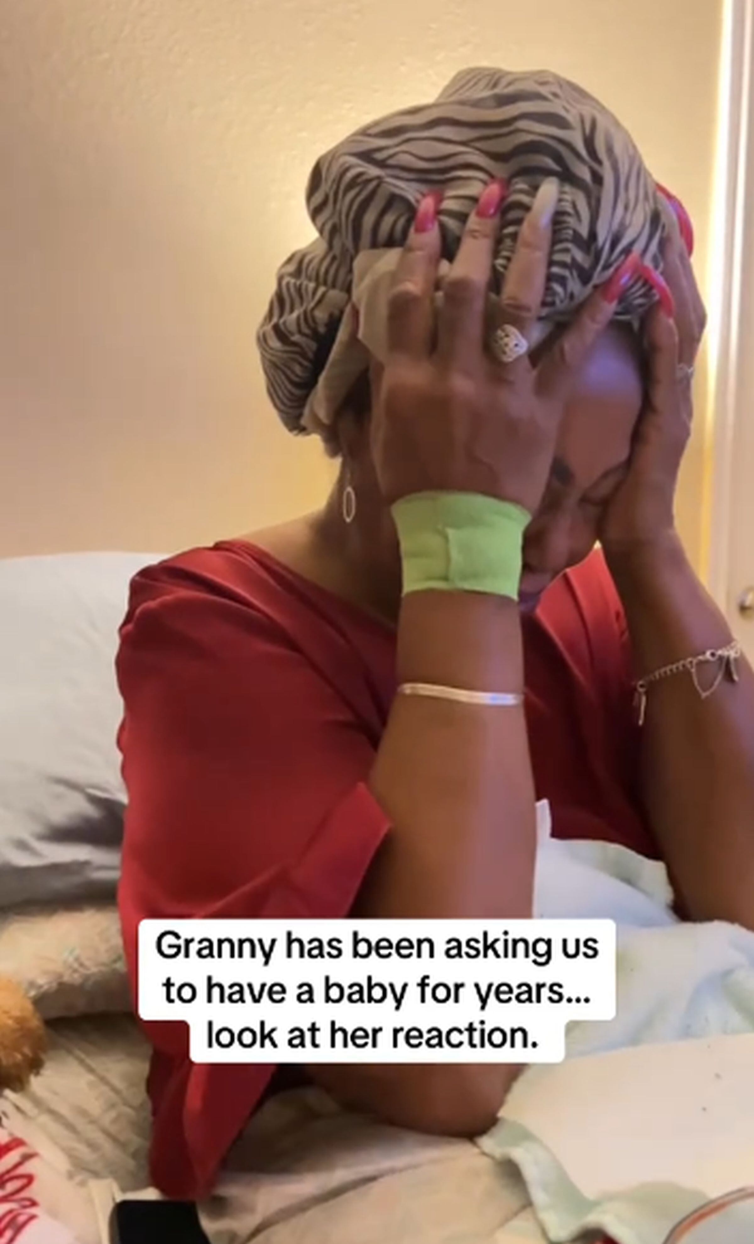 La emoción de Rose Bell por saber que tendrá un bisnieto la llevó a llorar de felicidad. (Foto: @sarahelesteking / TikTok)