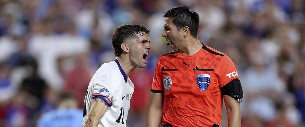 Kevin Ortega y Christian Pulisic estuvieron confrontados durante el Estados Unidos vs. Uruguay de Copa América 2024, pero el hecho viral llegó luego cuando el árbitro peruano le negó la mano para despedirse. (Fuente: AFP)