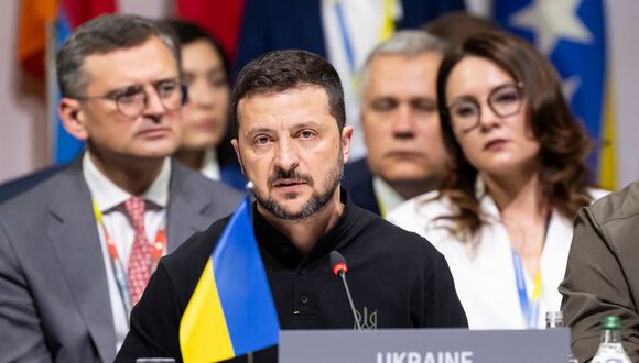 El presidente de Ucrania, Volodymyr Zelensky, asiste a la sesión plenaria de la Cumbre sobre la paz en Ucrania, en el lujoso complejo turístico de Burgenstock, cerca de Lucerna, el 15 de junio de 2024. (Foto de URS FLUEELER / PISCINA / AFP)