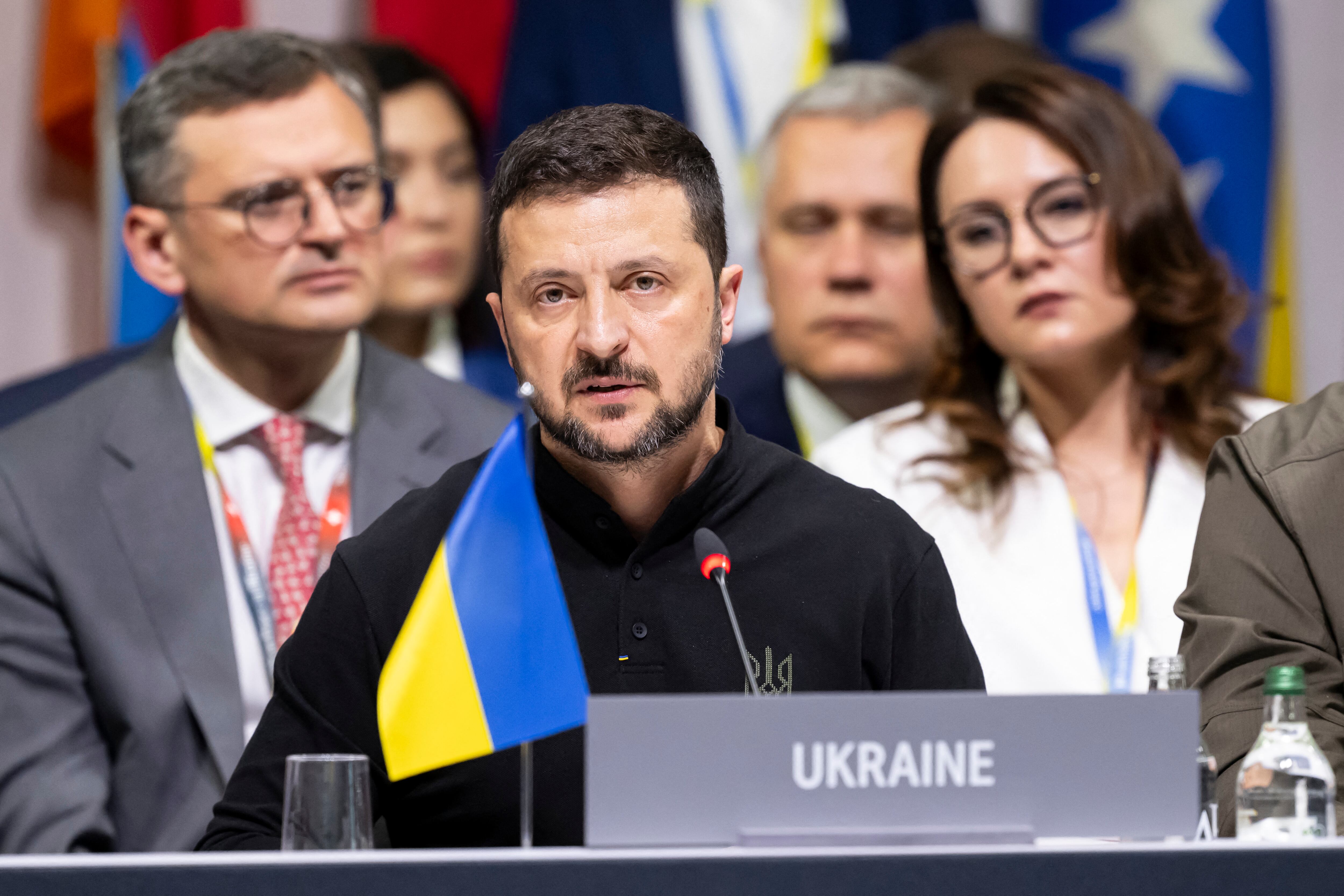 El presidente de Ucrania, Volodymyr Zelensky, asiste a la sesión plenaria de la Cumbre sobre la paz en Ucrania, en el lujoso complejo turístico de Burgenstock, cerca de Lucerna, el 15 de junio de 2024. (Foto de URS FLUEELER / PISCINA / AFP)