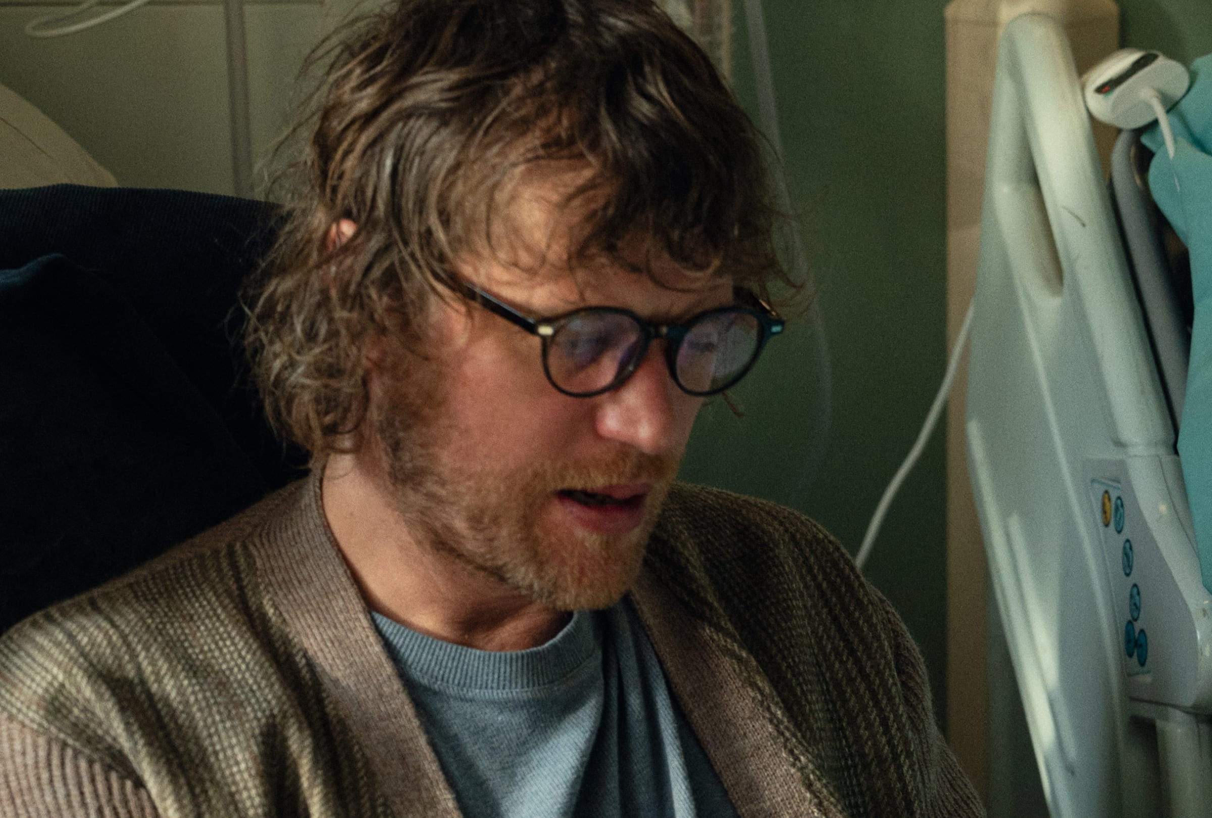 Johnny Flynn como Connor en una escena de la película "Adiós, June" (Foto: Netflix)