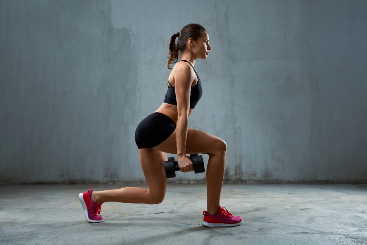 Según Austin Head, entrenador del club Life Time en Nueva York, las estocadas pueden ser la clave para mejorar tu salud física. (Foto referencial: Freepik)