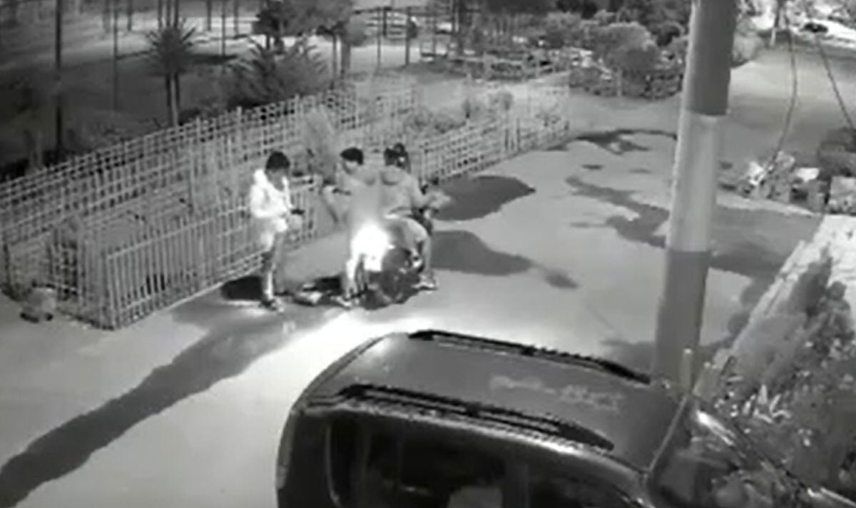 El accionar de los delincuentes contra el joven estudiante fue registrado por cámaras de seguridad de la zona. Vecinos se quejan de constantes robos | Foto: Captura de video / América Noticias