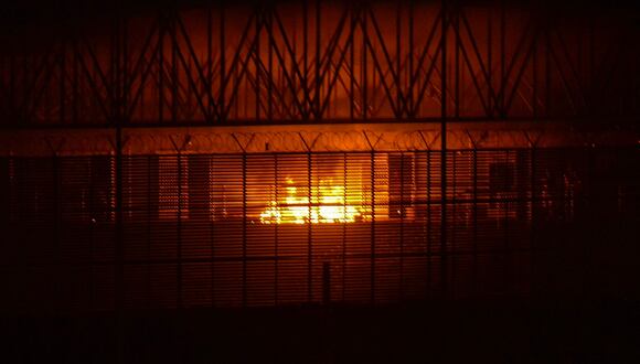 Un incendio en el bloque Guayas 4 dentro del complejo penitenciario Regional 8 después de una "revuelta interna" de los reclusos, en Guayaquil, Ecuador, el 27 de marzo de 2024. (Foto de Gerardo MENOSCAL / AFP)