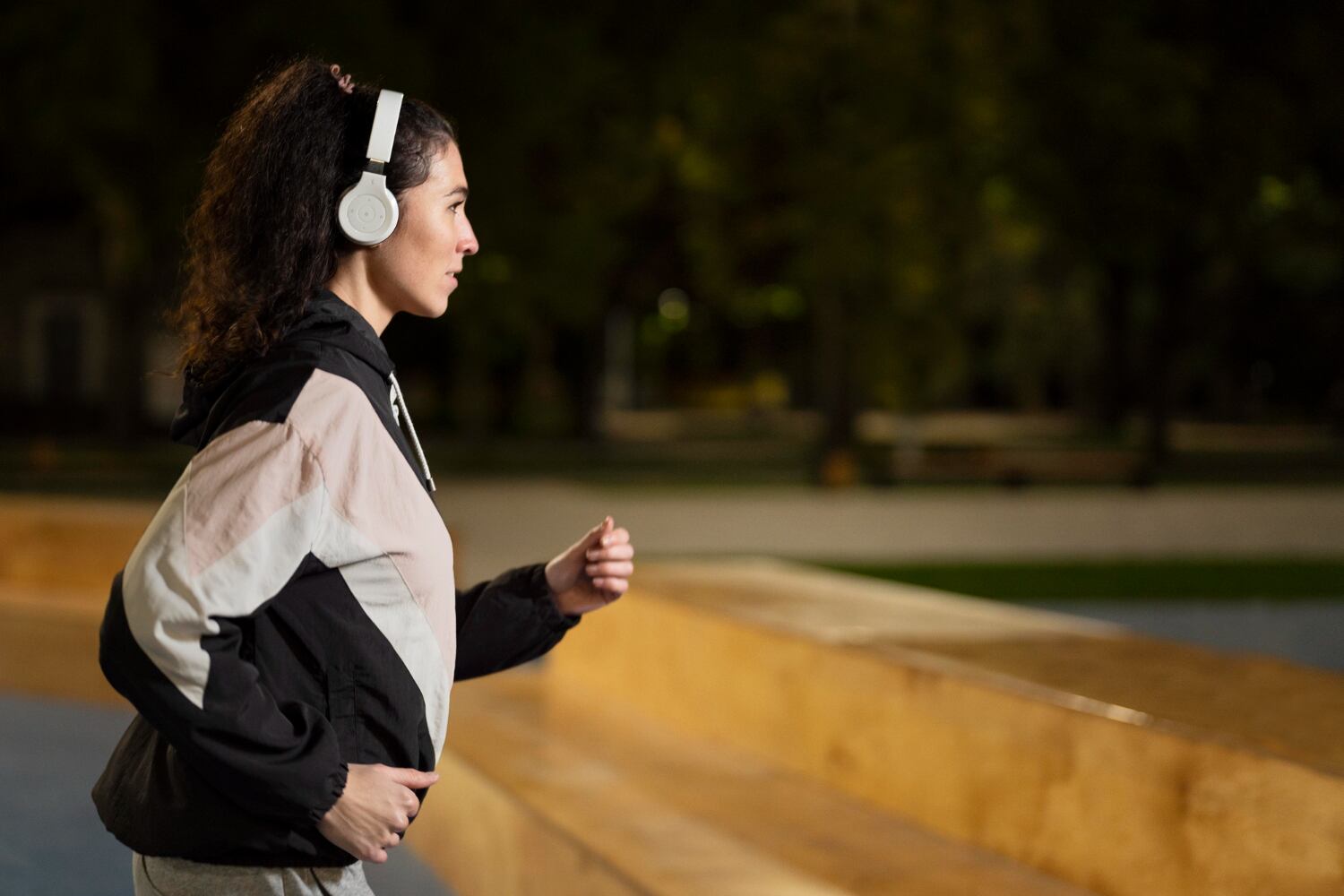 Antes de decidir, es importante evaluar tu estado físico y objetivos, así como elegir un calzado adecuado. Sobre todo, escuchar a tu cuerpo es clave para evitar lesiones y asegurar una práctica saludable.