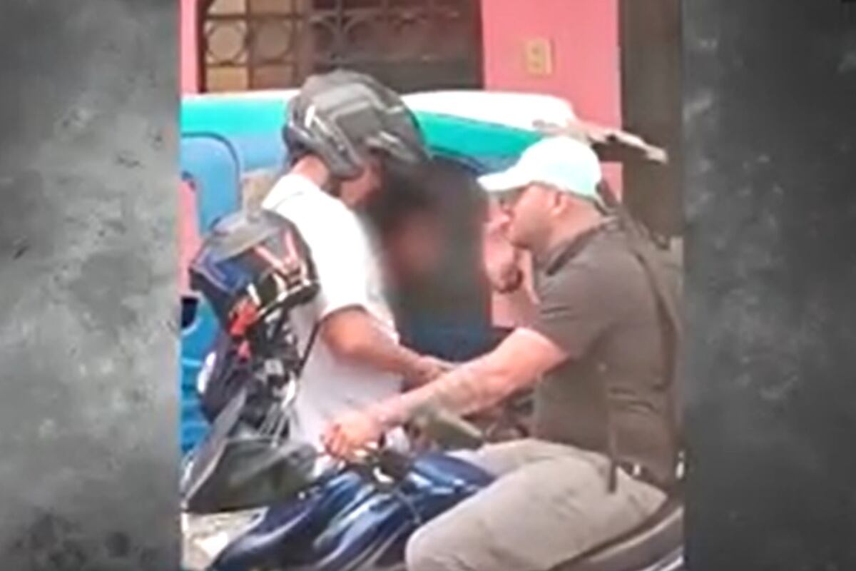 Sujetos fueron captados cobrando cupos a mototaxistas. (Foto: Captura / América Noticias)