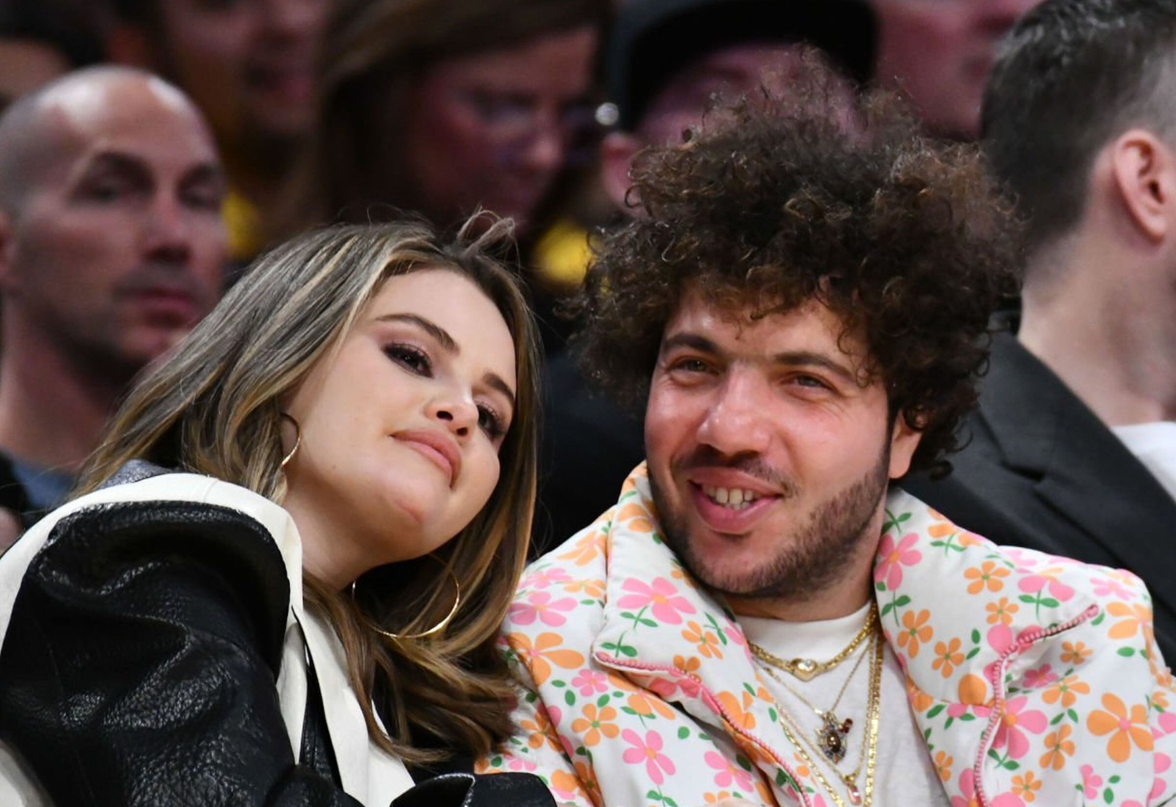Selena Gomez y Benny Blanco, que se comprometieron a finales del año pasado, tienen la costumbre de ver, cada cierto tiempo, un partido de la NBA. (Foto: Allen Berezovsky / Getty Images)