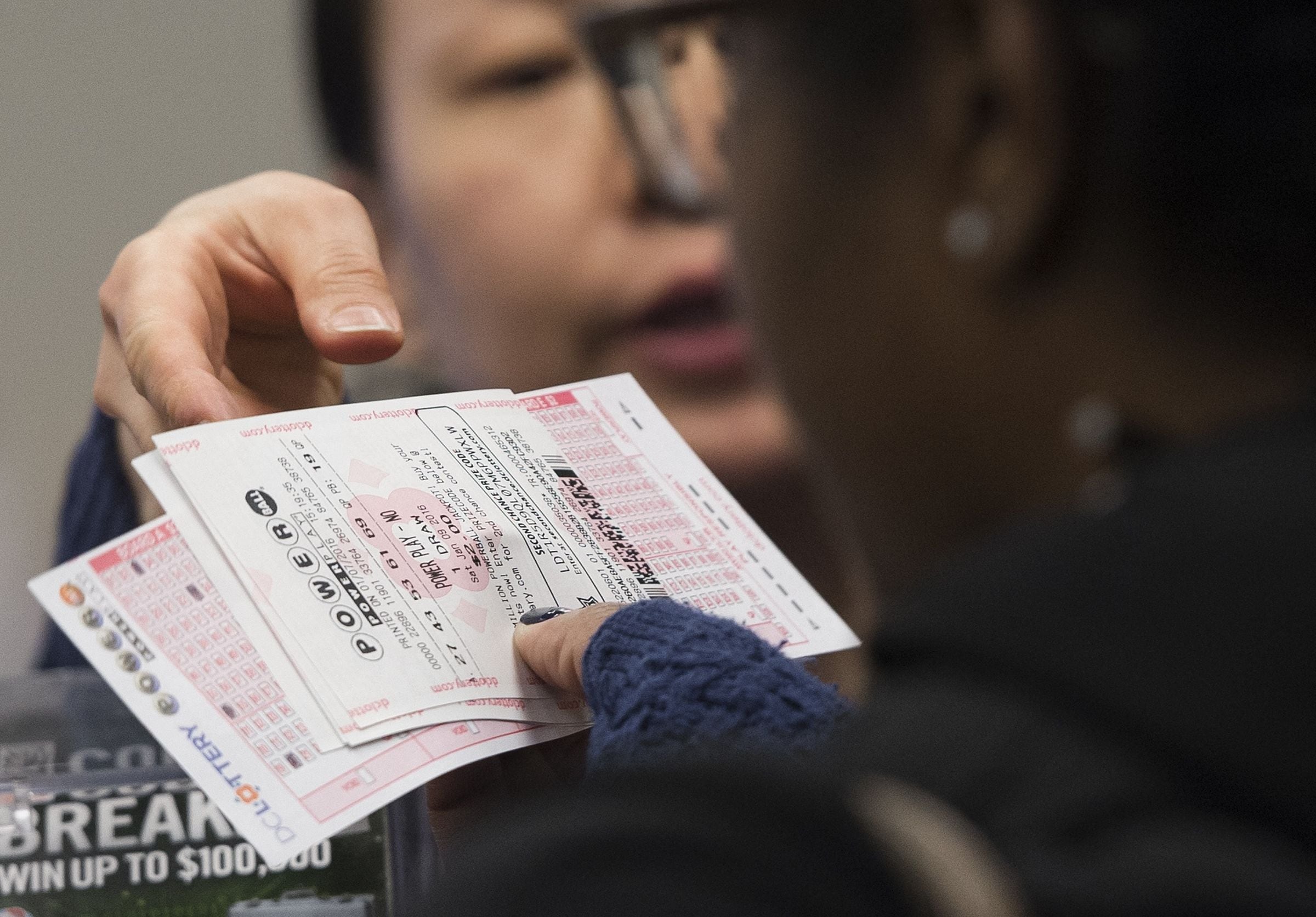 Por lo general, los participantes del Powerball pueden reclamar un premio de hasta $600 en cualquier lotería autorizada de la jurisdicción donde compraron el boleto. (Foto: SAUL LOEB / AFP)