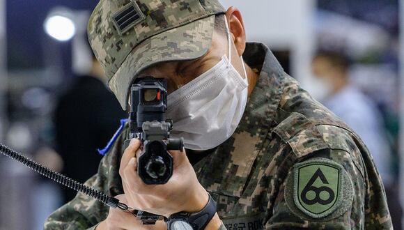 Un soldado del ejército de Corea del Sur prueba una subametralladora modelo STSM-21 en el puesto de SNT durante la Expo de Defensa de Corea (DX Korea) en Goyang, al oeste de Seúl, el 21 de septiembre de 2022. (Foto de Anthony WALLACE / AFP)