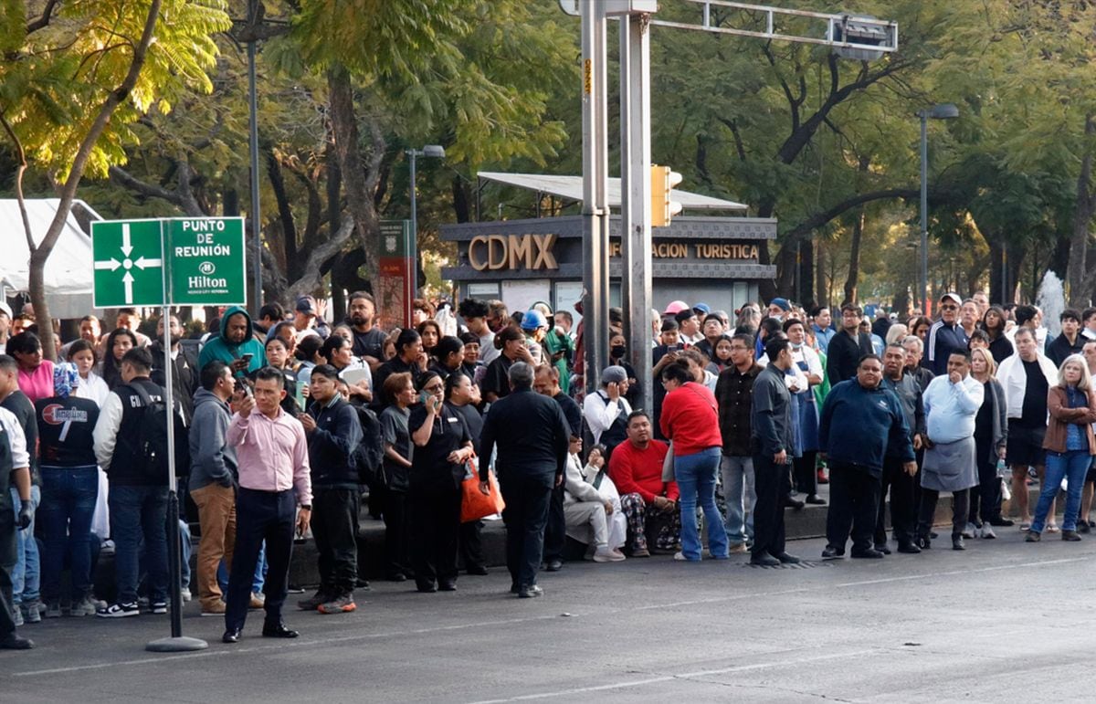 Personas salen a la calle tras un sismo este viernes, en Ciudad de México (México).| Foto: EFE/ Madla Hartz