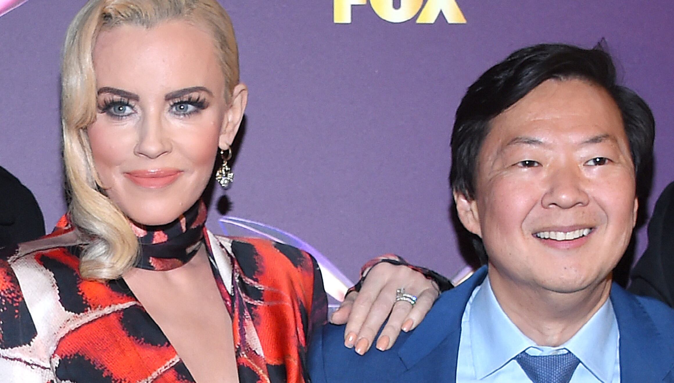 Ken Jeong y Jenny McCarthy Wahlberg son de los jueces mejor pagados de "The Masked Singer" (Foto: AFP)