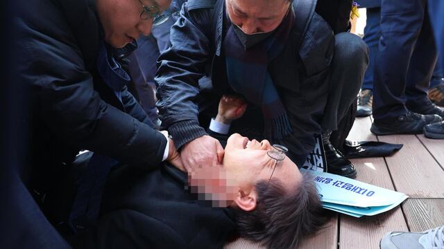 Apuñalan en el cuello a Lee Jae-myung, líder del principal partido opositor de Corea del Sur | VIDEO