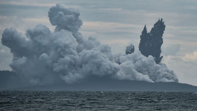 El dramático colapso del volcán Anak Krakatoa tras su erupción