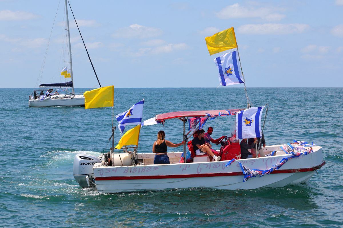 Una flotilla de barcos que transportaba a familiares de israelíes secuestrados en la Franja de Gaza desde octubre de 2023 zarpó del puerto deportivo de la ciudad costera israelí de Ascalón el 7 de agosto de 2025. Foto: Jack GUEZ / AFP