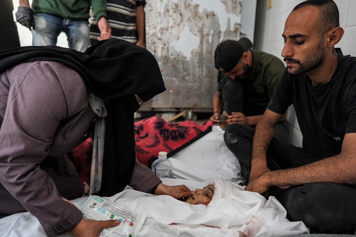 Miembros de la familia lloran junto al cuerpo de Islam Tayyim y su hijo Mohamed, quienes murieron durante el bombardeo israelí en Nuseirat, en el centro de la Franja de Gaza, el 2 de julio de 2024. (Foto de Bashar TALEB / AFP)