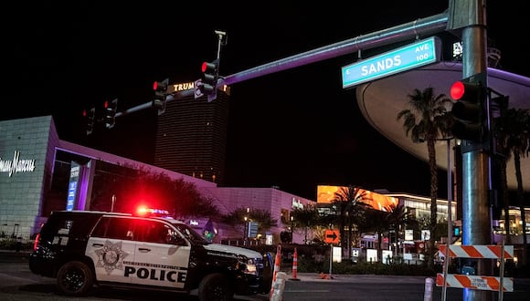 Un coche de policía bloquea Las Vegas Boulevard a lo largo del Strip después de que se informara de un tiroteo frente al hotel y casino Circus Circus, el 1 de junio de 2020, en el centro de Las Vegas. (Foto de Bridget BENNETT / AFP)