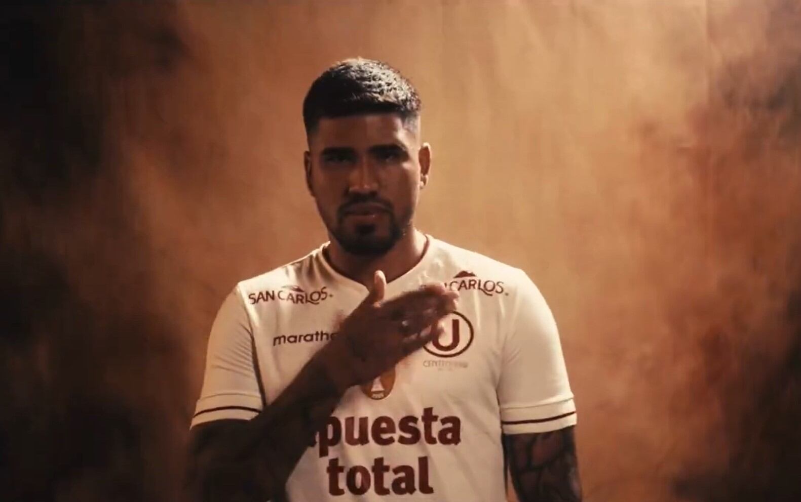 El lateral izquierdo llega procedente de Melgar y firmó con Universitario por las próximas tres temporadas.