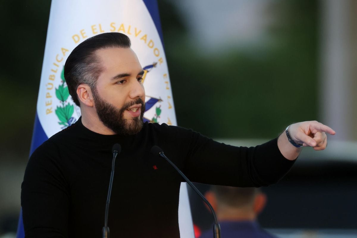 El presidente de El Salvador, Nayib Bukele, habla durante la colocación de la primera piedra del proyecto AirCity este martes, en San Salvador. Foto: EFE/ Javier Aparicio