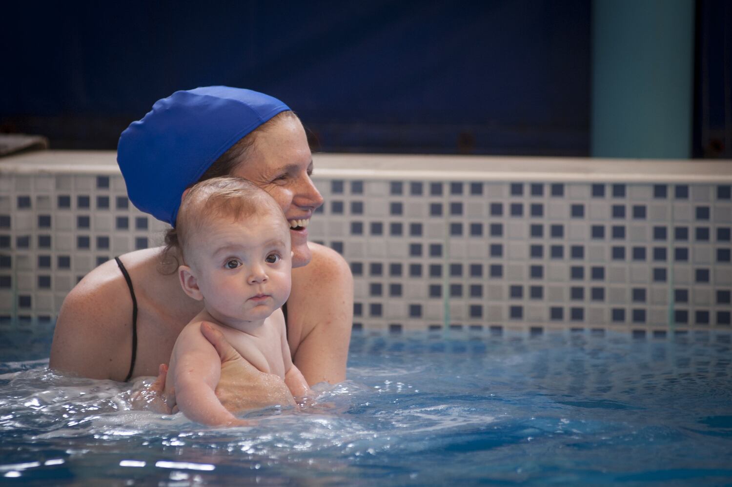 Tras un baño en la piscina, seca bien al bebé, báñalo con agua tibia y jabón suave, y aplica crema hidratante para proteger su piel.