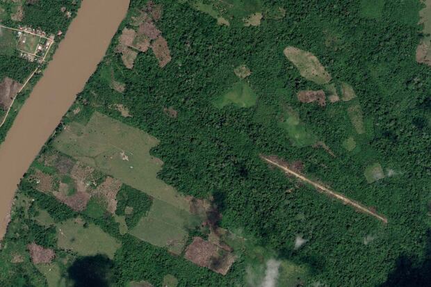 Pista de aterrizaje clandestina detectada en la provincia de Puerto Inca. Foto: Image ©️ Airbus DS 2023 / produced by Earth Genome.