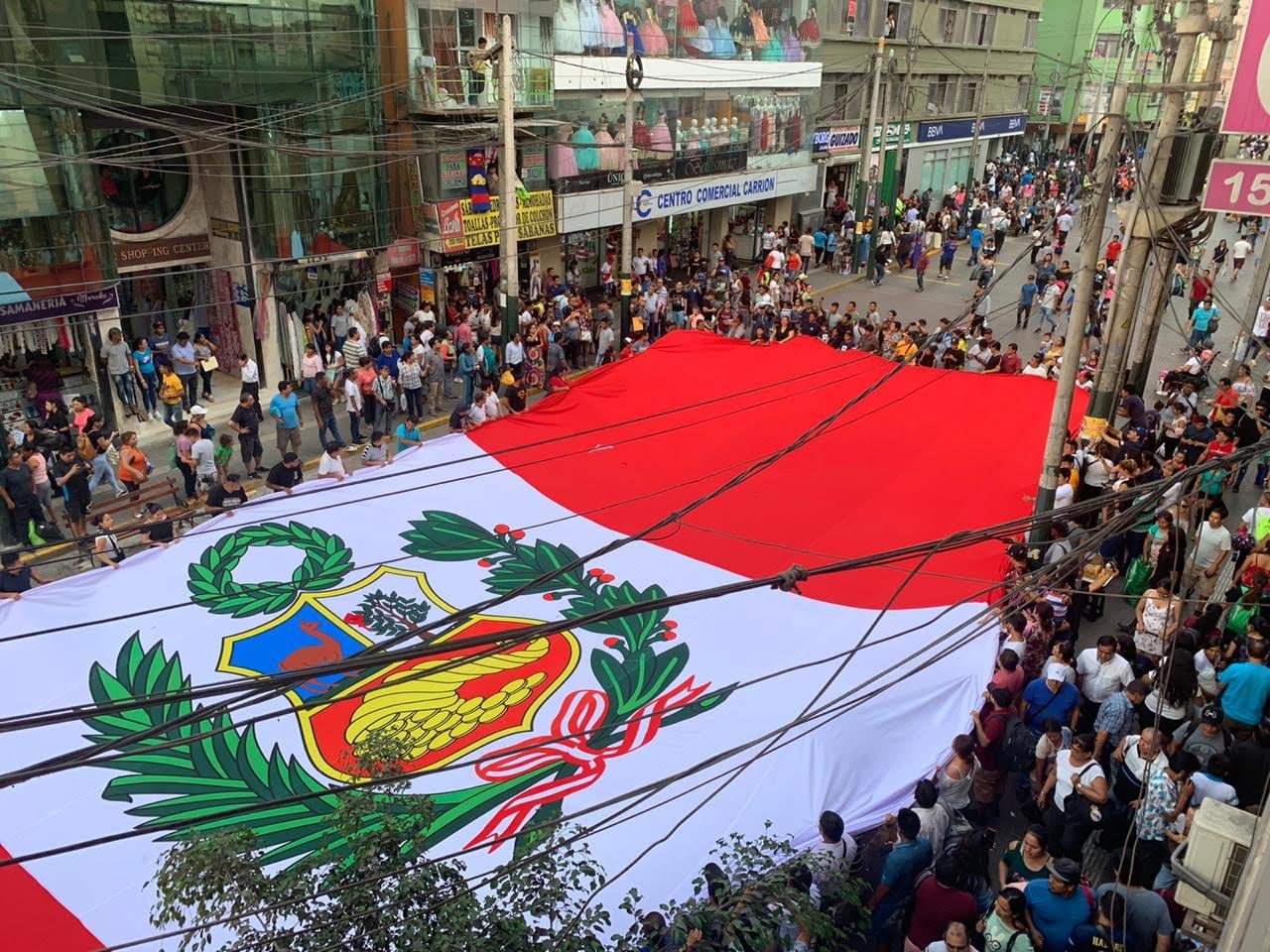 Antes de dársela a la municipalidad de La Victoria, la bandera se extendió en las calles de Gamarra.