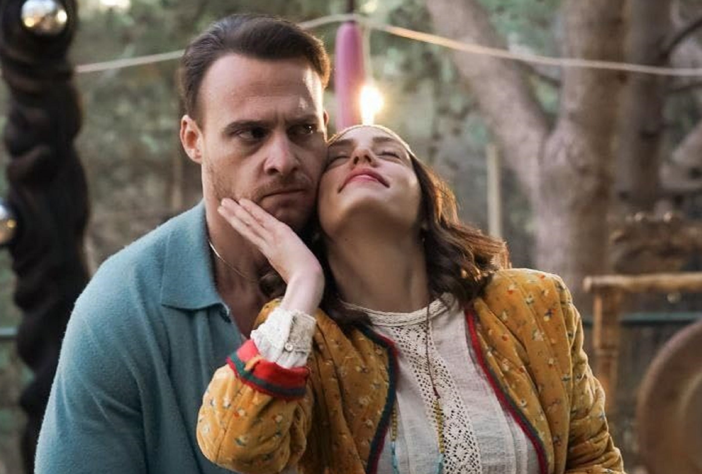 Nedret (Öykü Karayel) está segura de que Kaan (Kerem Bürsin) es su alma gemela en la serie turca "Platónico: Hotel Luna Azul" (Foto: Netflix)