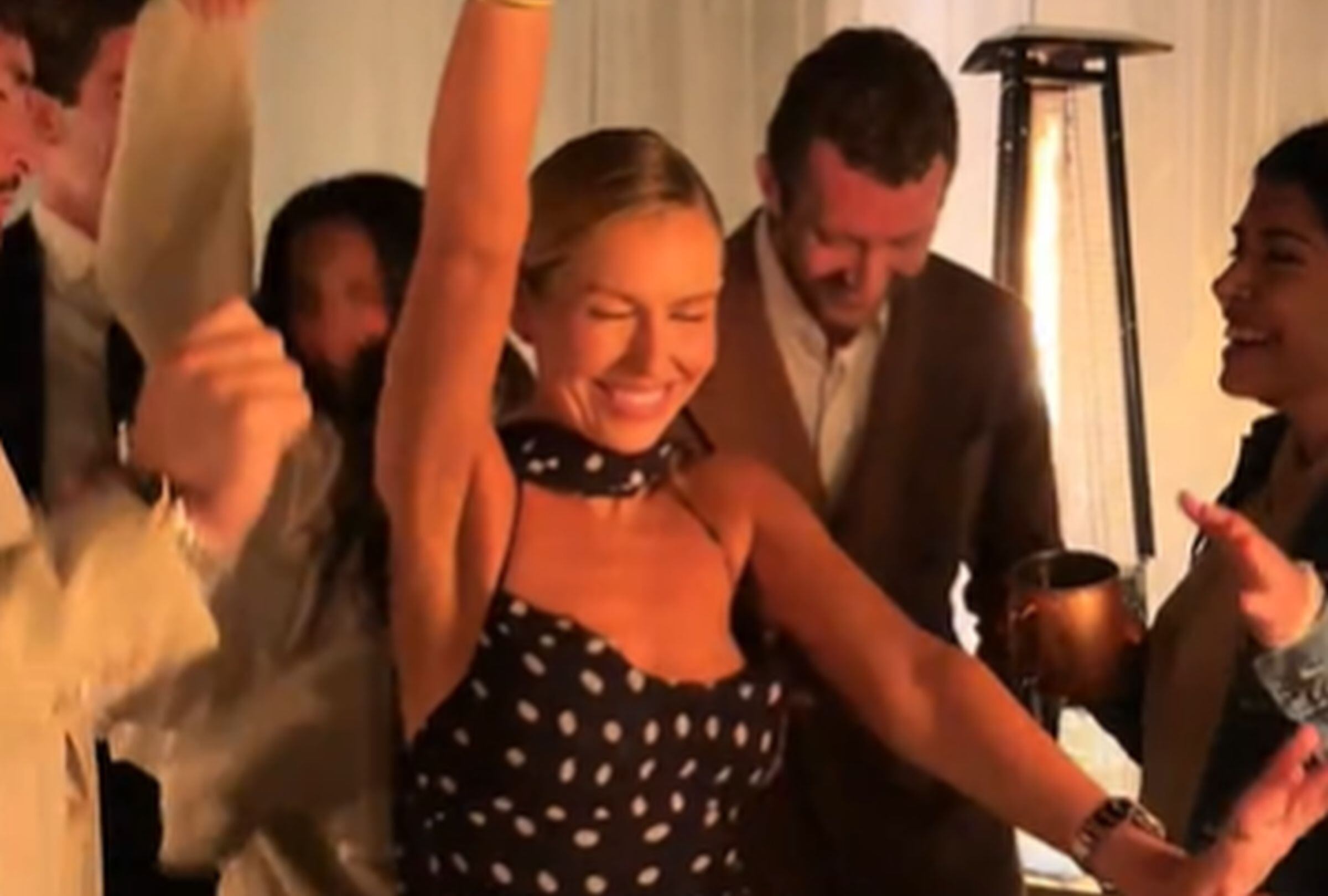 En esta imagen aparece Serena Kerrigan bailando en una de las bodas a las que fue en solo 24 horas. (Foto: @serenakerrigan / TikTok)