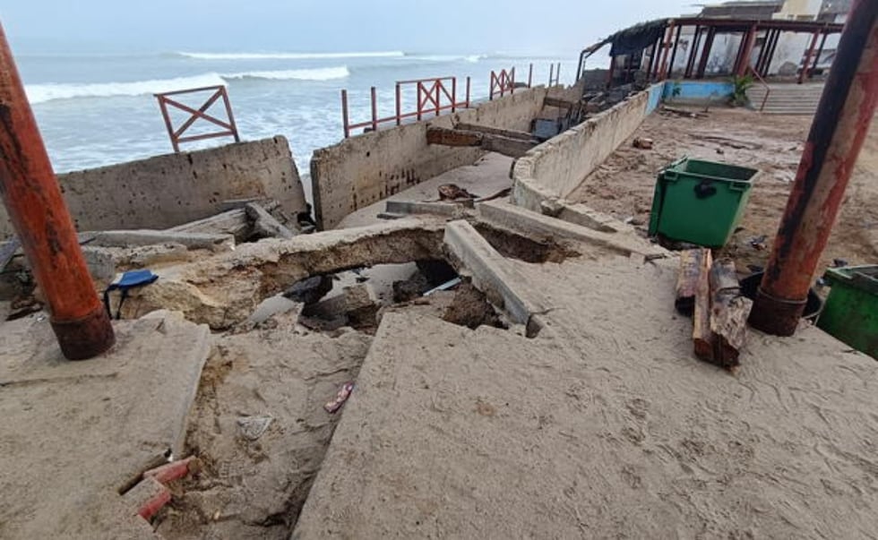 El fuerte oleaje en Máncora ha provocado la pérdida de diversas embarcaciones y daños en negocios cercanos al litoral, los cuales se han visto obligados a cerrar. Foto: La República