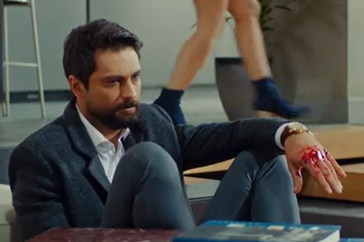Zeynep encuentra a Alihan con la mano cortada (Foto: Med Yapim)