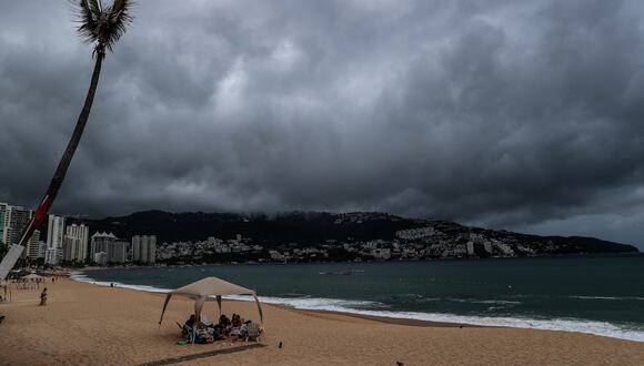Una playa cubierta de nubes grises, en el balneario de Acapulco, estado de Guerrero, México, el 16 de agosto de 2023. (Foto de David Guzmán / EFE)
