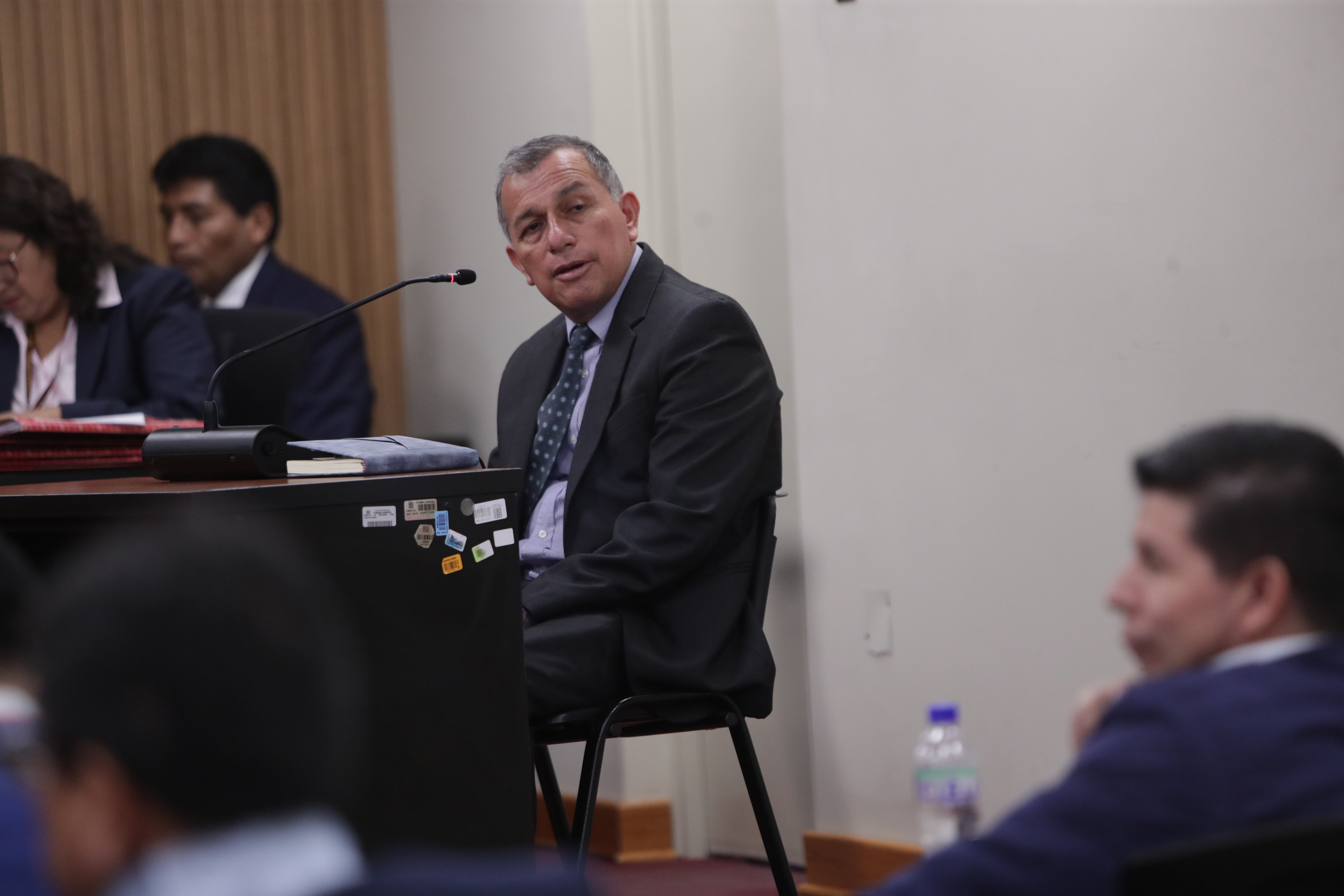 Nilo Irigoín, 'sombra' de Pedro Castillo, declara como testigo en el juicio del expresidente y sus exministros por el golpe de estado. Foto: GEC / Alessandro Currarino