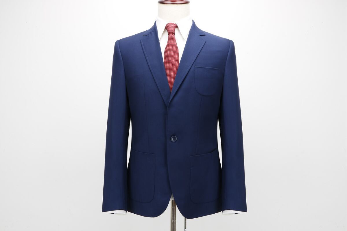 Con una herramienta básica de costura podrás abrir los bolsillos cosidos de tus trajes, según los consejos de un sastre. (Foto: Pixabay).