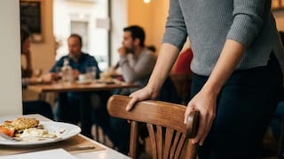 La psicología explica por qué las personas ordenan la silla luego de levantarse