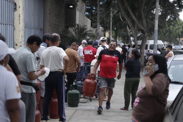 Ciudadanos formaron largas colas en los exteriores de una envasadora de gas en el distrito de Chorrillos | Foto: Hugo Pérez / @photo.gec