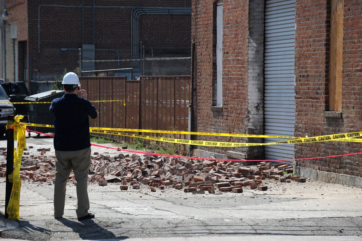Un fotógrafo captura una imagen de unos ladrillos caídos producto de un sismo de 5.4 en California, en 2008. (Foto: AFP)