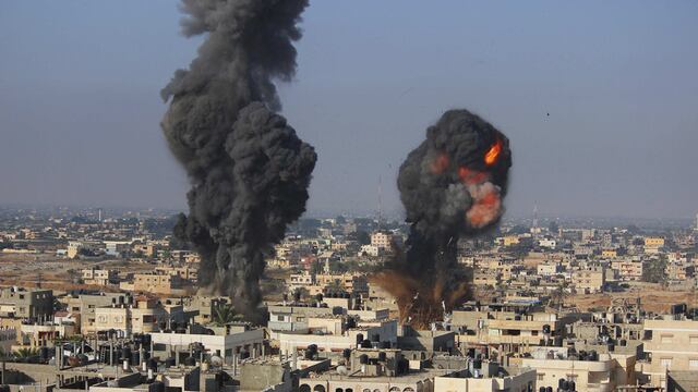 Israelíes y palestinos en medio de incesantes bombardeos