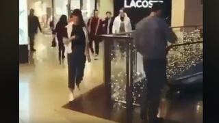 Bromista sorprende a clientes de centro comercial y es furor en redes [VIDEO]