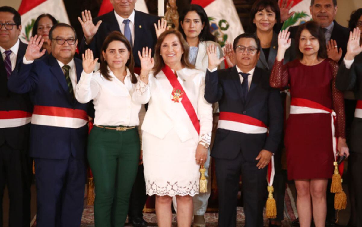 Exministra de Salud Rosa Gutiérrez (con blusa blanca y pantalón verde) posa para la foto oficial tras la ceremonia de juramentación de su sucesor en el cargo, César Vásquez Sánchez (Foto: Jorge Cerdan / @photo.gec)