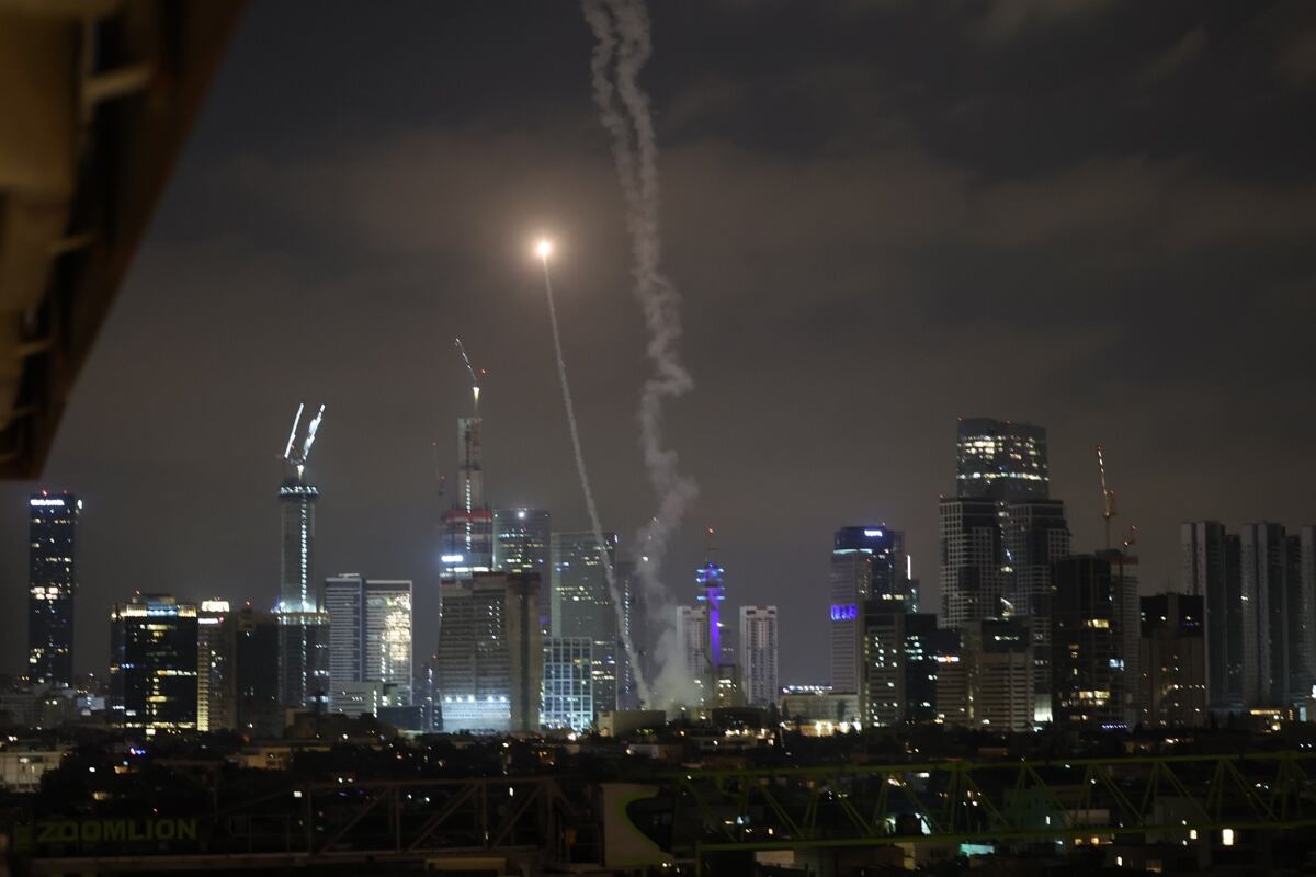 El sistema antimisiles israelí intenta interceptar misiles balísticos iraníes sobre el cielo de Tel Aviv, Israel, el 17 de junio de 2025. (Foto de EFE/EPA/ABIR SULTAN)