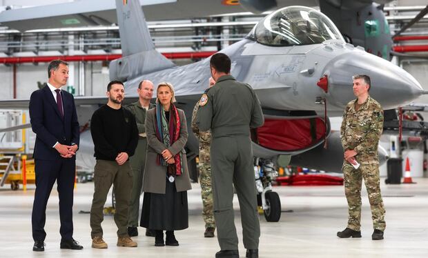 Belgian Prime Minister Alexandre de Croux (left), Ukrainian President Volodymyr Zelensky and Belgian Defense Minister Ludivine Tedonder during the signing of the F-16 fighter jets deal.  (EFE/EPA/OLIVIER HAZLET).
