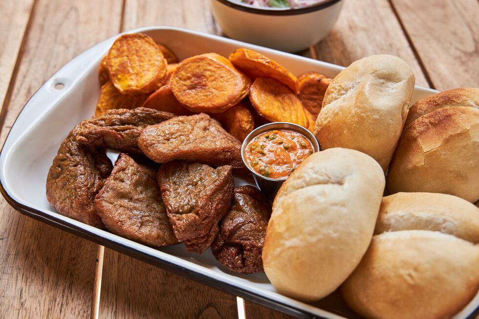 Fuente de chicharrón vegano del restaurante Oiga. (Foto: Oiga)