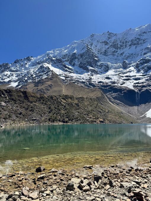 Al pie de la laguna Humantay, a 4200 msnm. en Cusco.