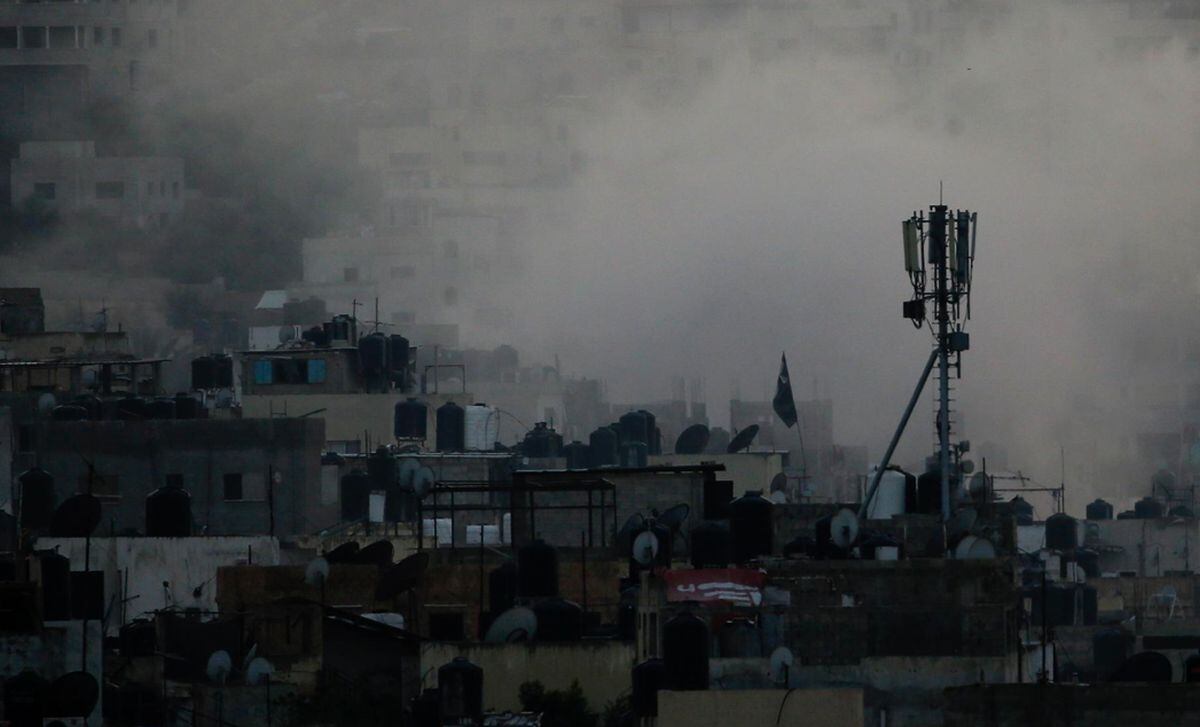 El humo se eleva sobre el campo de refugiados de Jenin en el segundo día de una operación militar israelí, en Cisjordania, el 04 de julio de 2023 (Foto: EFE/EPA/ALAA BADARNEH)