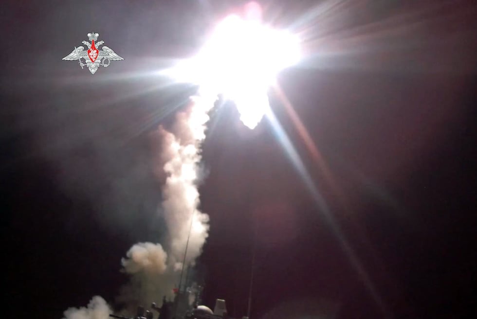 Imagen publicada por el Ministerio de Defensa ruso el 29 de noviembre de 2021 muestra el lanzamiento de un nuevo misil de crucero hipersónico Zircon desde el buque de guerra Almirante Gorshkov. (AFP).