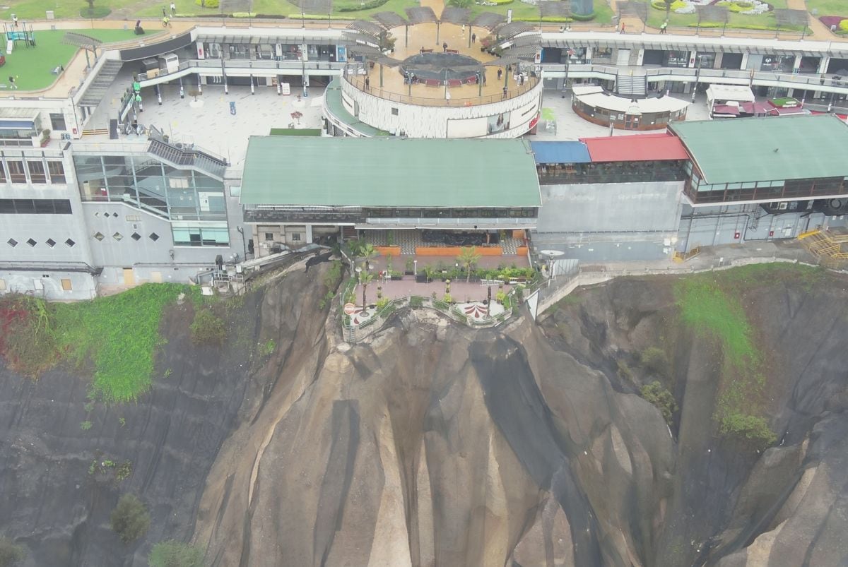 La comuna de Miraflores encontró una serie de construcciones que atentan la estructura natural del acantilado en la Costa Verde. Foto: Municipalidad de Miraflores