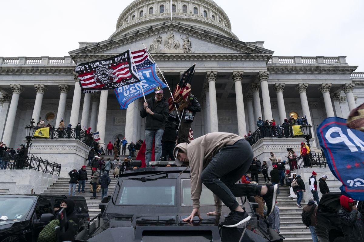 Los partidarios del presidente Donald Trump protestan frente al Capitolio de los Estados Unidos el 6 de enero de 2021 en Washington, DC. Los manifestantes violaron la seguridad y entraron a sus instalaciones. (Foto: Alex Edelman / AFP)