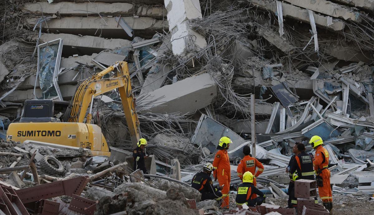 Los equipos de rescate buscan supervivientes en el lugar del derrumbe de un edificio tras un terremoto en Bangkok, Tailandia, el 28 de marzo de 2025. | Foto: EFE/EPA/RUNGROJ YONGRIT